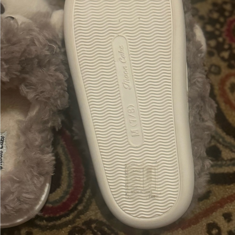 NWOT-  Bundle of ladies/big kid slippers. - Picture 4 of 5